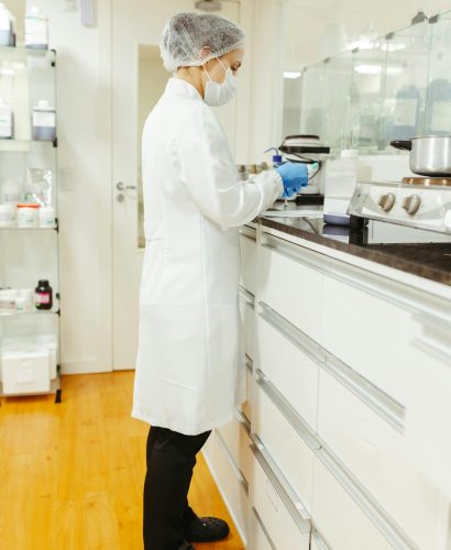 farmacêutica manipulando medicação